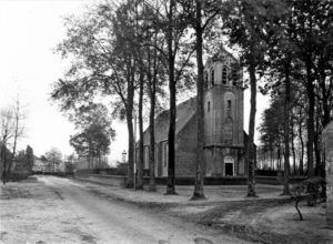 Natour Stichting - Initiatieven Het Dorp - Gemonde-Landweg_en_kerk_gezien_vanuit_het_noordwesten (© Peter Rens)