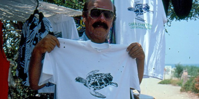 Turtles with golden eggs - Nabij het Iztuzu strand bij Dalyan - verkoop van zeeschildpadden T-shirts